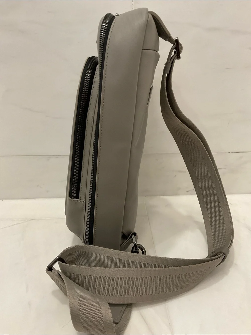 Tumi Harrison GREGORY 12” Leather Sling Crossbody Bag - LIMESTONE❗